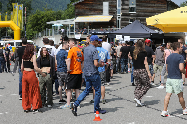 Lang Schlange stehen, wer etwas zu essen haben will - Youngtimer Stockental 2025