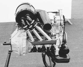 Lange Ansaugrohre zum Einlass eines Dreirotor-KE gaben dem Luftstrom einen Ram-Effekt, der die Leistung im mittleren Drehzahlbereich steigerte