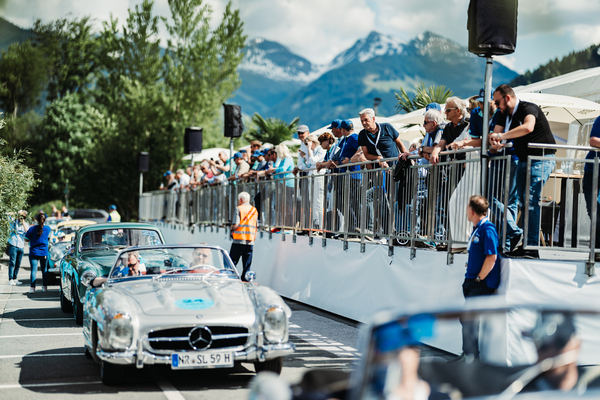Bild Lange Warteschlange mit staunenden Besuchern – 36. Kitzbüheler Alpenrallye 2023