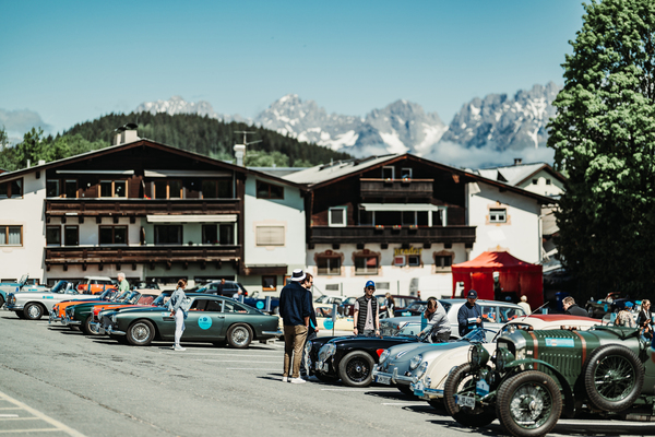 Langsam füllen sich alle Parkplätze mit Schätzen – 36. Kitzbüheler Alpenrallye 2023
