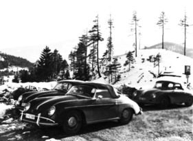 Langsam wird’s weisser: Porsches Bremsen-Testmannschaft und deren 356-Versionen ein Stück weiter Richtung Stelvio-Scheitelhöhe – aber noch unterhalb der Baumgrenze.