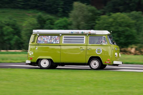 Larry Cavalli im VW T2 (1978) räumt das Geschirr um