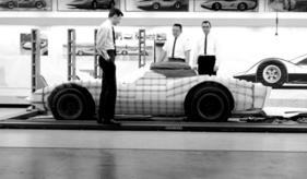 Larry Shinoda (Mitte) und zwei Kollegen beim Bau eines Tonmodells im "Research & Development Department"