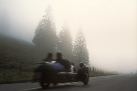 Lassen wir uns von einigen stimmungsvollen Landschaften beeindrucken. Der “Three Wheeler” Morgan taucht in den Morgennebel ein!