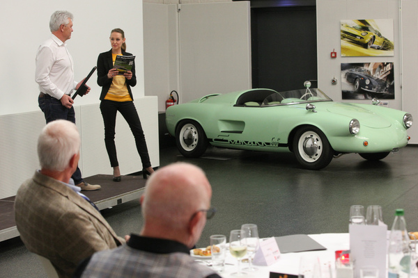 Bild: Laudatio für Award-Gewinner GP Mutschellen durch Maja Guetg - Swiss Classic Awards 2020 Übergabe in der "autobau erlebniswelt" in Romanshorn