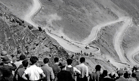 Lauf zur Internationalen Bergmeisgterschaft für Sportwagen am Stilfser Joch am 28. August 1932: "Bergkönig Hans Stuckim Mercedes-Benz SSKL auf dem Weg zum Sieg.