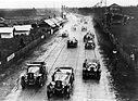 Le Mans 1923 – zwei Excelsior Albert 1er (Nummer 1 und 2) und ein Lorraine-Dietrich (rechts mit Nummer 5) auf der Start-Ziel Geraden...