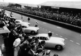 Le Mans 1952 - Im Vordergrund die Doppelsieger mit Mercedes-Benz 300 SL. Zweiter Platz mit der Startnummer 20 (Theo Helfrich + Helmut Niedermayr), Startnummer 21 (Sieger Hermann Lang + Fritz Riess
