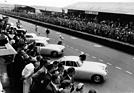 Le Mans 1952 - Im Vordergrund die Doppelsieger mit Mercedes-Benz 300 SL. Zweiter Platz mit der Startnummer 20 (Theo Helfrich + Helmut Niedermayr), Startnummer 21 (Sieger Hermann Lang + Fritz Riess