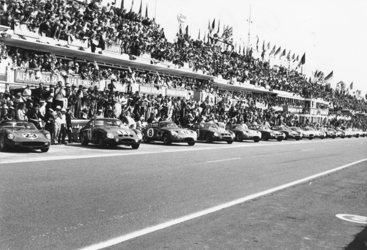 Le Mans 1963 - Startaufstellung - Ein Jaguar E-Type inmitten der Ferrari-Armada