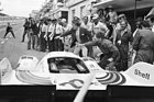 Le Mans 1971 - Der Gesamtsieger Porsche 917 Kurzheck beim Boxenstopp von Helmut Marko und Gijs van Lennep