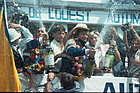 Le Mans 1982 - Die Sieger Jacky Ickx (links) und Derek Bell geniessen sichtlich die Champagnerdusche