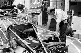 Le Mans 1982 - Peter Sauber begutachtet den Motor eines Sauber SHS C6