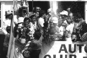 Le Mans 1982 - Siegerehrung mit Jacky Ickx (links) und Derek Bell (hinter rechter Champagnerflasche)