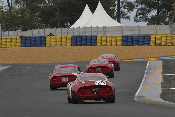Bild: Le Mans Classic 2012 - Bereits nach einer Runde hatte sich das hübsche Feld von unzähligen Ferrari 250 GTO bereits aufgeteilt