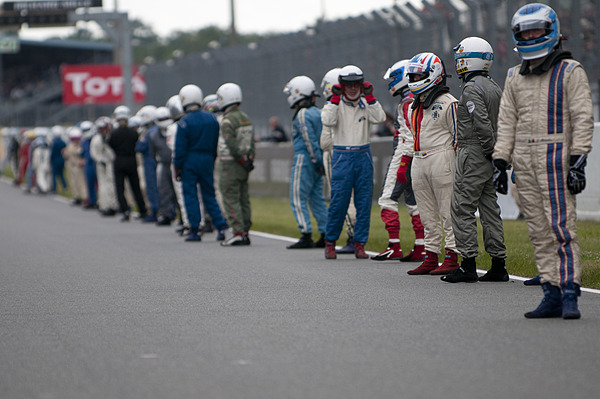 Le Mans Classic 2012 - Die Fahrer des Plateau Grid 2 sind bereit für den Le Mans Start