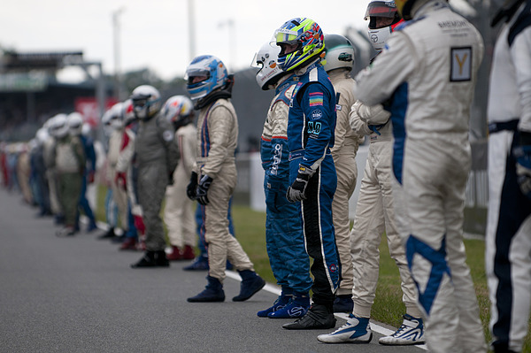 Bild: Le Mans Classic 2012 - Die Fahrer des Plateau Grid 2 sind bereit für den Le Mans Start