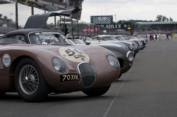 Le Mans Classic 2012 - Die Fahrzeuge des Plateau Grid 2 warten geduldig auf ihre Fahrer, die auf der anderen Strassenseite auf den Startpfiffschuss warten