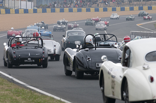 Le Mans Classic 2012 - Die Optik täuscht nicht - selbst von blossem Auge wurde die Sicht wegen den Abgasen während eines Starts sehr getrübt