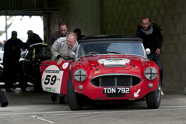 Le Mans Classic 2012 - Durch einen Zufahrtstunnel fanden die Fahrzeuge ihren Weg zu den Tankstellen