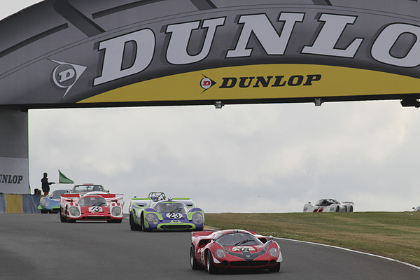 Le Mans Classic 2012 - Grid 5 während der Einwärmrunde unter dem Dunlopbogen