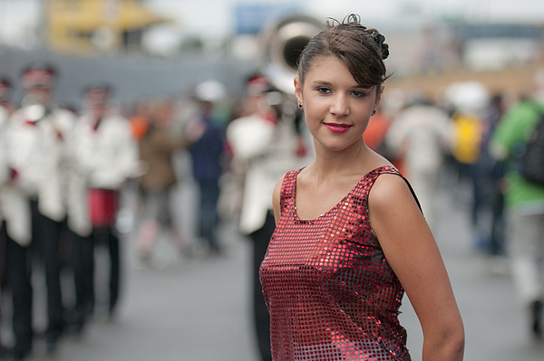 Le Mans Classic 2012 - Hübsche Tänzerinnen verkürzen die Wartezeit bis zum nächsten Start