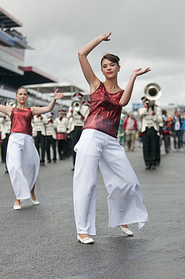 Image: Le Mans Classic 2012 - Pretty dancers shortened the waiting time until the next start