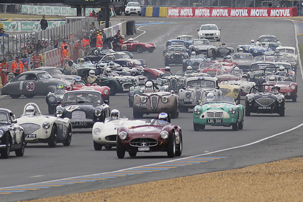 Image: Le Mans Classic 2012 - Le Mans start of Grid 2 - tight crowd