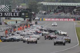 Le Mans Classic 2012 - Le Mans start of Grid 2 - tight crowd