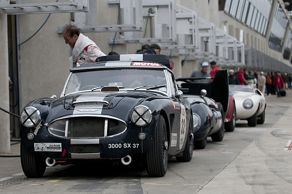 Bild: Le Mans Classic 2012 - Parallel wurden die Fahrzeuge rechtzeitig vor dem nächsten Rennen wieder getankt