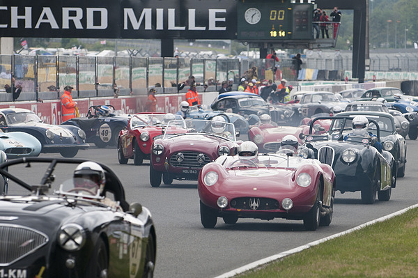 Le Mans Classic 2012 - Startgedränge beim Grid 2 nach einem Start im Le Mans Stil
