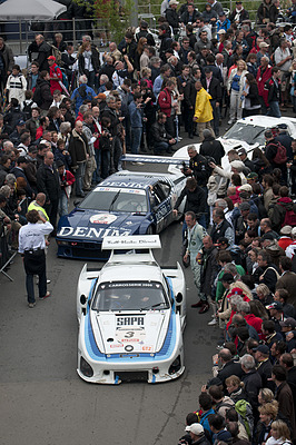 Bild: Le Mans Classic 2012 - Von einem Rennlauf zurückkehrende Fahrzeuge wurden regelmässig von den unzähligen Zuschauern bewundert und bejubelt