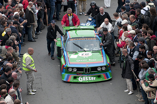Le Mans Classic 2012 - Von einem Rennlauf zurückkehrende Fahrzeuge wurden regelmässig von den unzähligen Zuschauern bewundert und bejubelt
