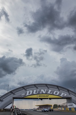 Bild: Le Mans Classic 2014 - Nachkriegs-Sportwagen unter dem Dunlop-Bogen