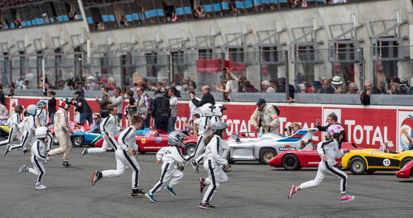 Bild Le Mans Classic 2014 - die Kleinen beim Le-Mans-Start - sie sind fast schneller bei den Autos, als sie nachher unterwegs sind