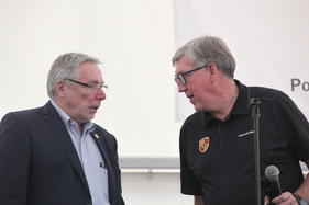 Le-Mans-Sieger und Buchautor Jürgen Barth mit Hansueli Bächli - 4. Porsche Classic Day Schinznach Bad 2016 Le-Mans-Sieger und Buchautor Jürgen Barth mit Hansueli Bächli - 4. Porsche Classic Day Schinznach Bad 2016
