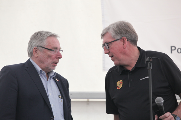 Le-Mans-Sieger und Buchautor Jürgen Barth mit Hansueli Bächli - 4. Porsche Classic Day Schinznach Bad 2016