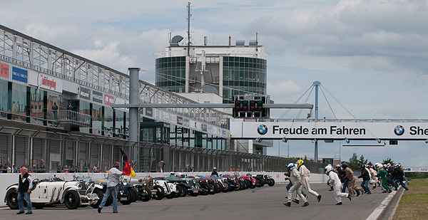 Image: Le Mans start at the Nürburgring! The racing drivers race across the track to their cars
