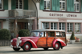 Lea-Francis 14 HP Estate Car (1951) - Holz am Auto, Holz an der Hausfassade