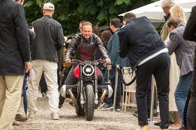 Lederjacke als Geschäftskleidung: Markus Flasch, Vorstandsvorsitzender von BMW Motorrad – Concorso d'Eleganza Villa d'Este 2024