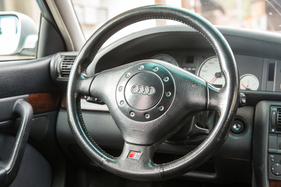 Lederlenkrad-Bedientasten brauchte noch niemand, dafür gab es bereits einen Airbag – Audi S6 quattro (1996)