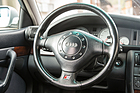 Lederlenkrad-Bedientasten brauchte noch niemand, dafür gab es bereits einen Airbag – Audi S6 quattro (1996)