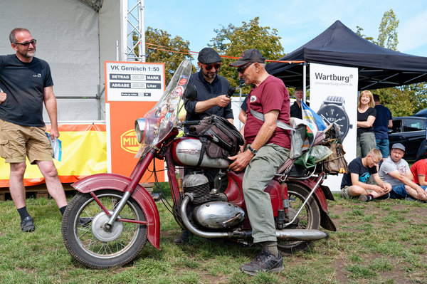 Legenden: Jawa-Opi Willfried Bahnemann ist auch mit 87 Jahren noch regelmäßig auf seiner 1958er Jawa 350 unterwegs – OMMMA 2023