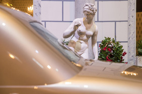 Leicht bekleidete Damen sind nach wie vor gerne gesehen, solange sie aus Stein bestehen – Techno Classica 2024