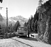Leicht getarnt, leicht geplauscht: Versuchs- und Messfahrt eines unbesternten Vorserien-Mercedes-Benz O 319 (gebaut 1955–1968) am Stilfser Joch 1954.