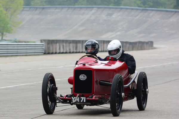 Leichtgewichts-Sportwagen mit knappen Platzverhältnissen - 4. Montlhéry Vintage Revival 2017