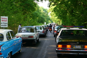 Leider gab es Schlangen mit erheblichen Wartezeiten bei der Einfahrt, und zeitweise sogar bei der Ausfahrt. – Bockhorner Oldtimermarkt 2025