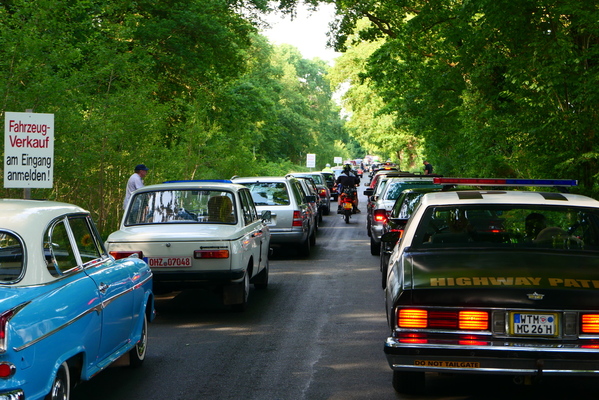 Bild Leider gab es Schlangen mit erheblichen Wartezeiten bei der Einfahrt, und zeitweise sogar bei der Ausfahrt. – Bockhorner Oldtimermarkt 2025