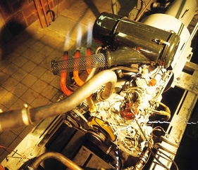 Leistungsprüfstände spielten bei Daimler-Benz eine zentrale Rolle in der Wankel-Entwicklung. Dieser Dreirotor läuft hier mit offenen Auspuffrohren