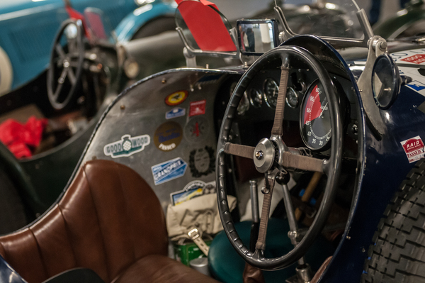 Lenkrad im Vorkriegssportwagen - RAID Suisse-Paris 2015